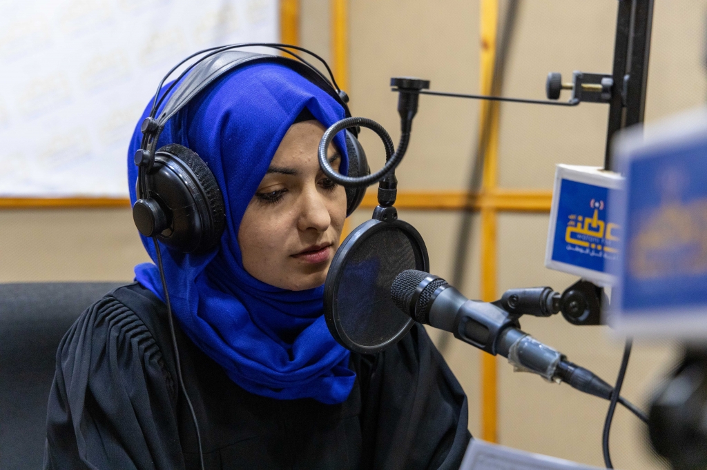 Hind worked as a broadcaster for the Watani FM Radio station in Taiz.